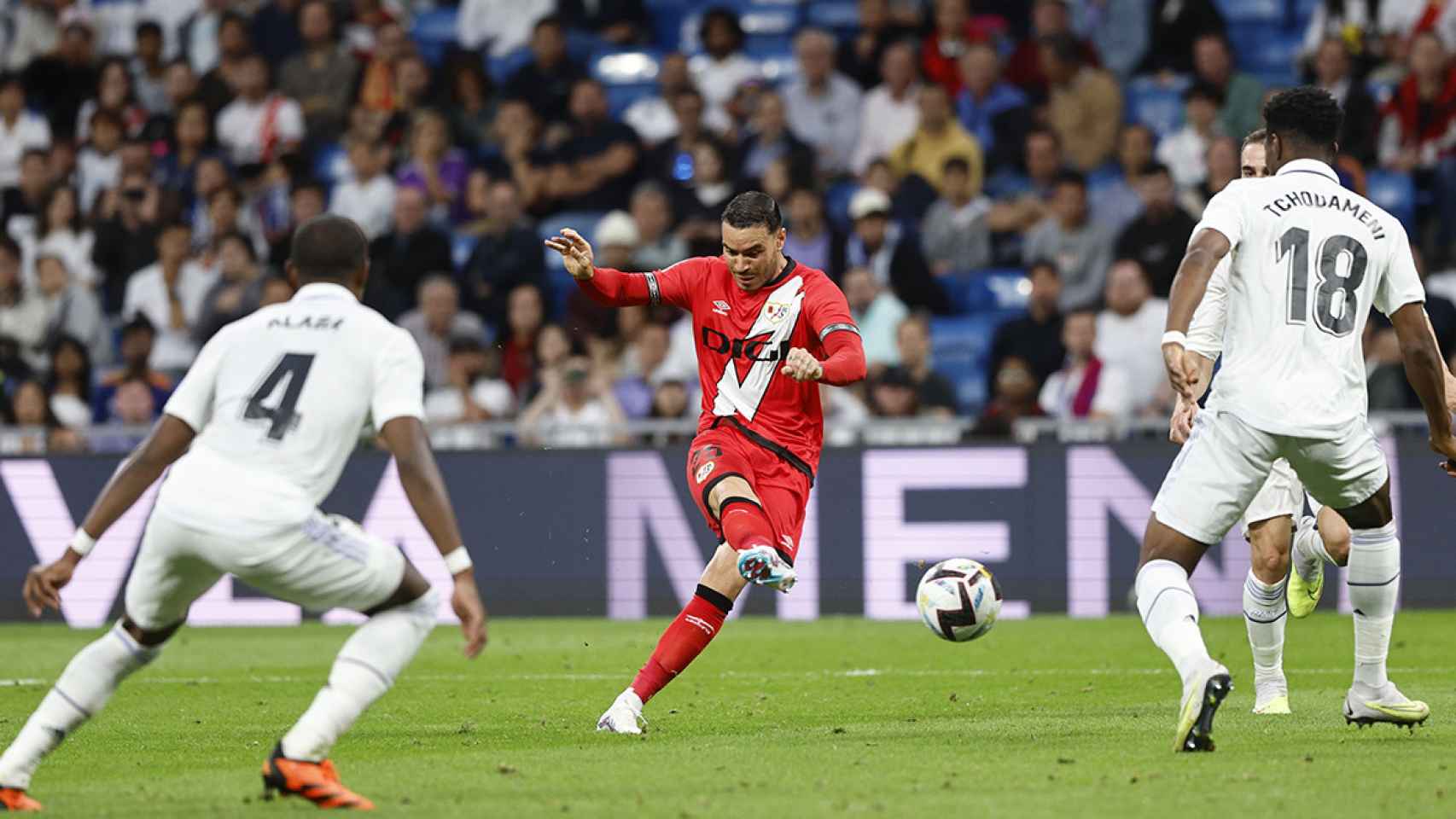 Raúl de Tomás marca un gol contra el Real Madrid en el Bernabéu / EFE