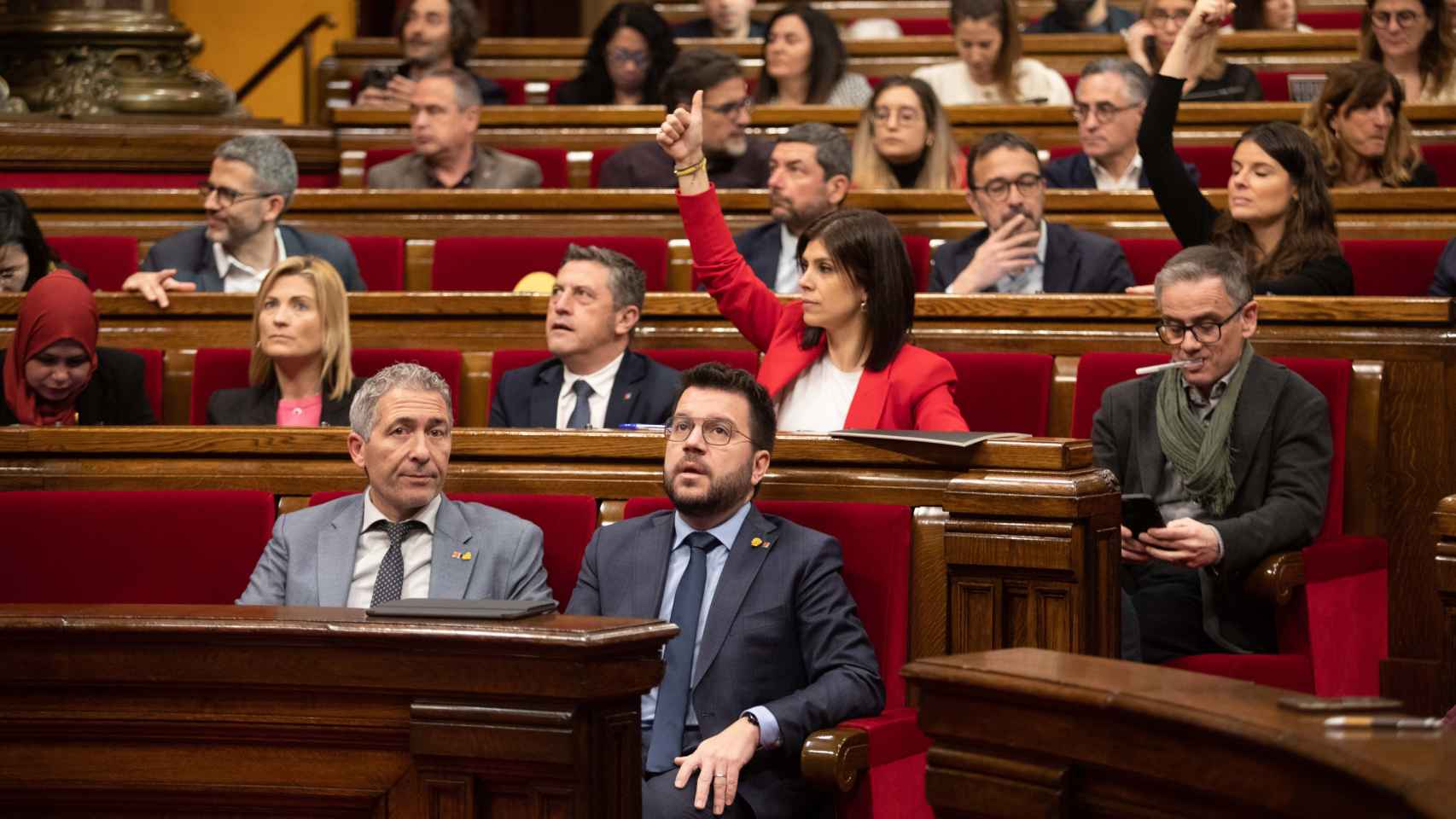 El 'conseller' de Educación, Josep Gonzàlez-Cambray, y el presidente de la Generalitat, Pere Aragonès, en el Parlament / Kike Rincón - EUROPA PRESS