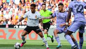 El jugador del Valencia CF Justin Dean Kluivert en un partido contra el Real Madrid