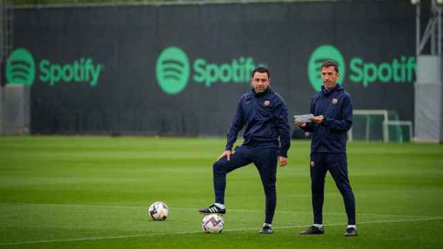 Xavi Hernández, junto a un asistente técnico, en un entrenamiento del Barça / FCB