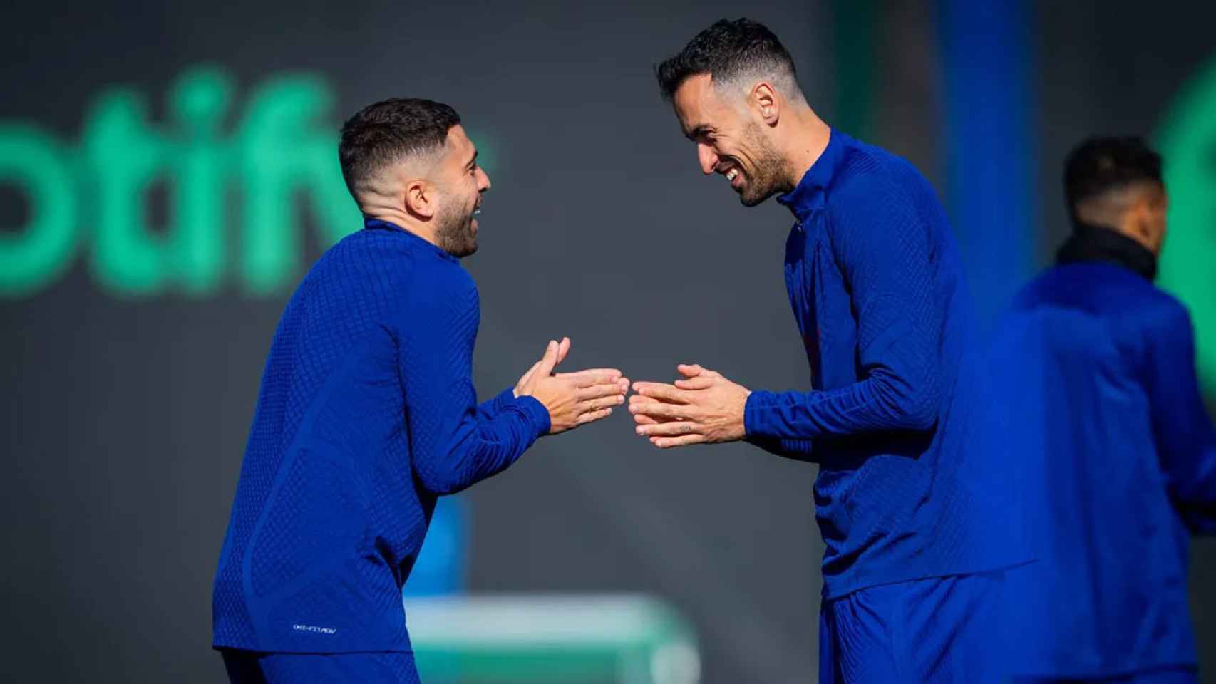 Sergio Busquets y Jordi Alba se divierten en un entrenamiento del Barça
