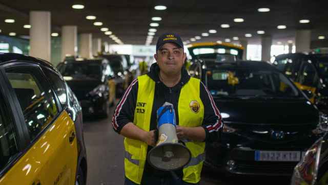 El portavoz de Élite Taxi, Tito Álvarez, durante una concentración de taxi en la T1 del aeropuerto de Barcelona