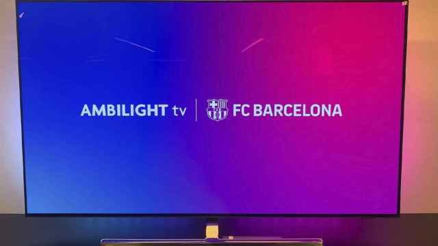El logo de Ambilight TV en una pantalla del FC Barcelona
