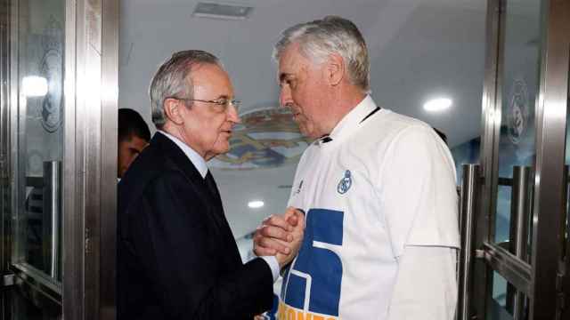 Florentino Pérez y Carlo Ancelotti se dan la mano en una celebración del Real Madrid / EFE