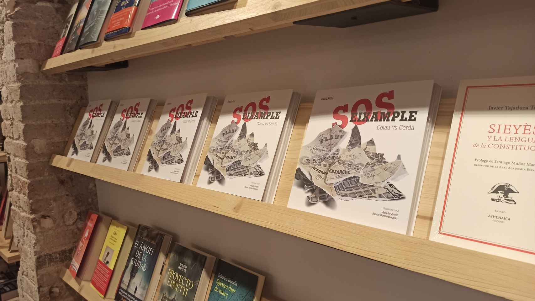 El libro 'S.O.S Eixample: Colau vs Cerdà' expuesto en la librería Byron de Barcelona
