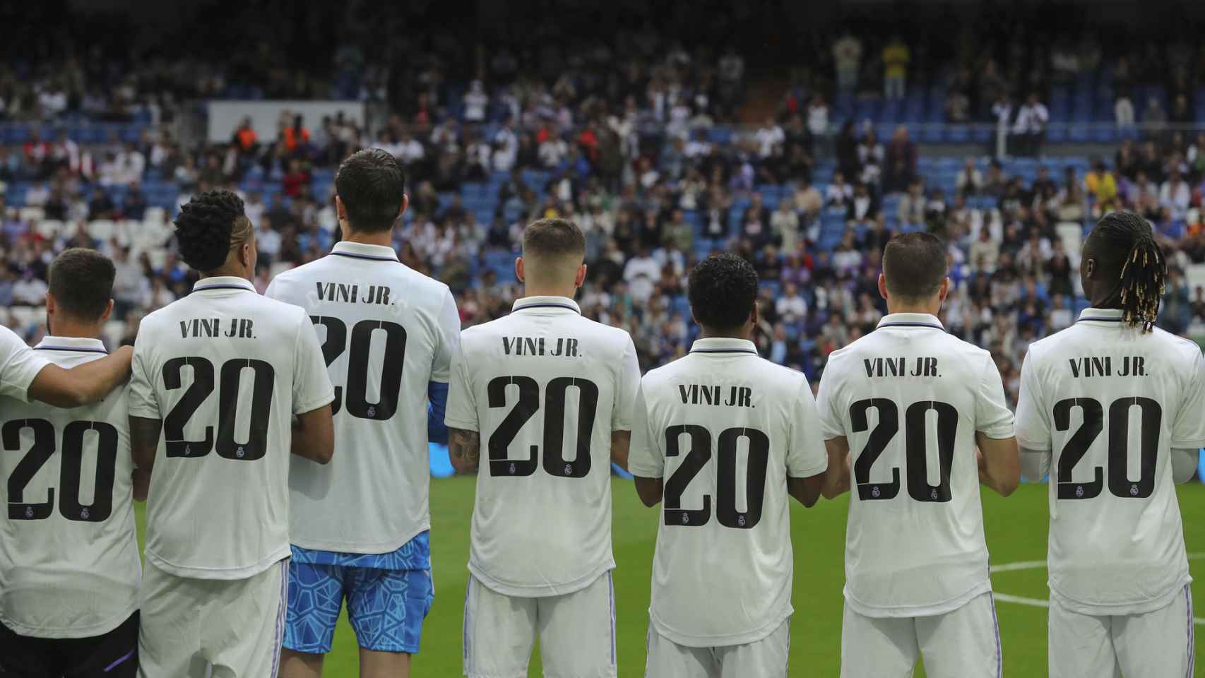 Los jugadores del Real Madrid llevan una camiseta de apoyo a Vinicius