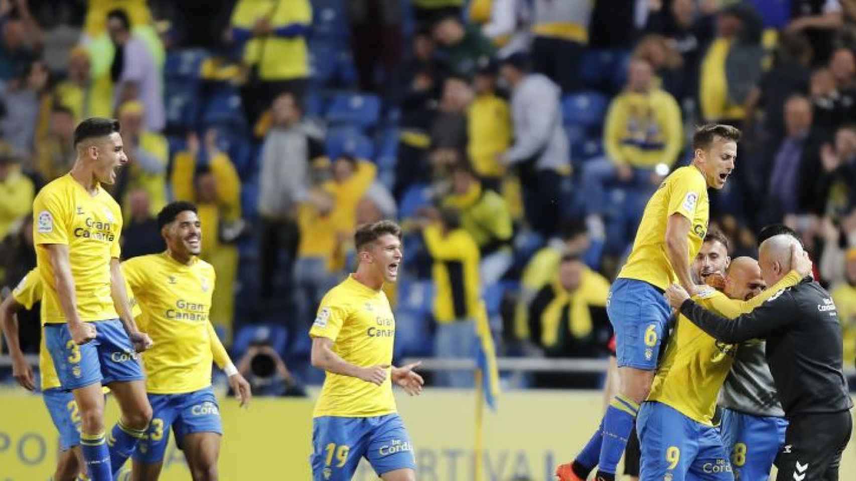 Los jugadores de Las Palmas celebran un gol : REDES
