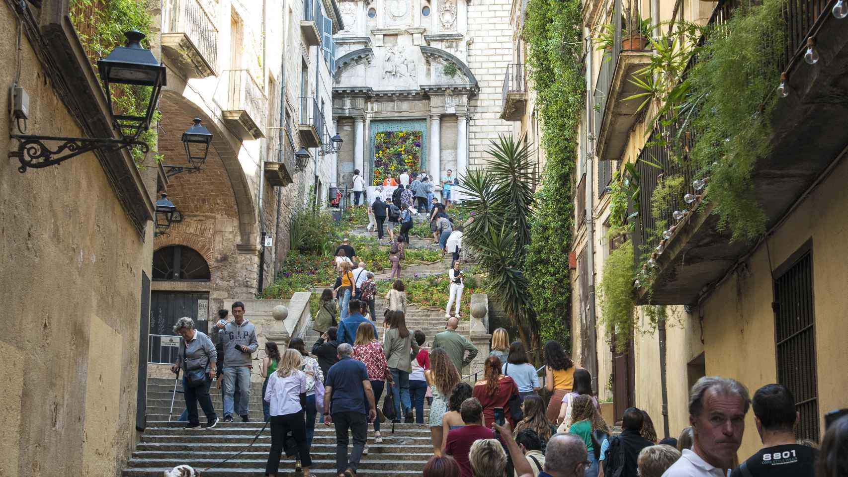 Numerosas personas en el casco antiguo de Girona