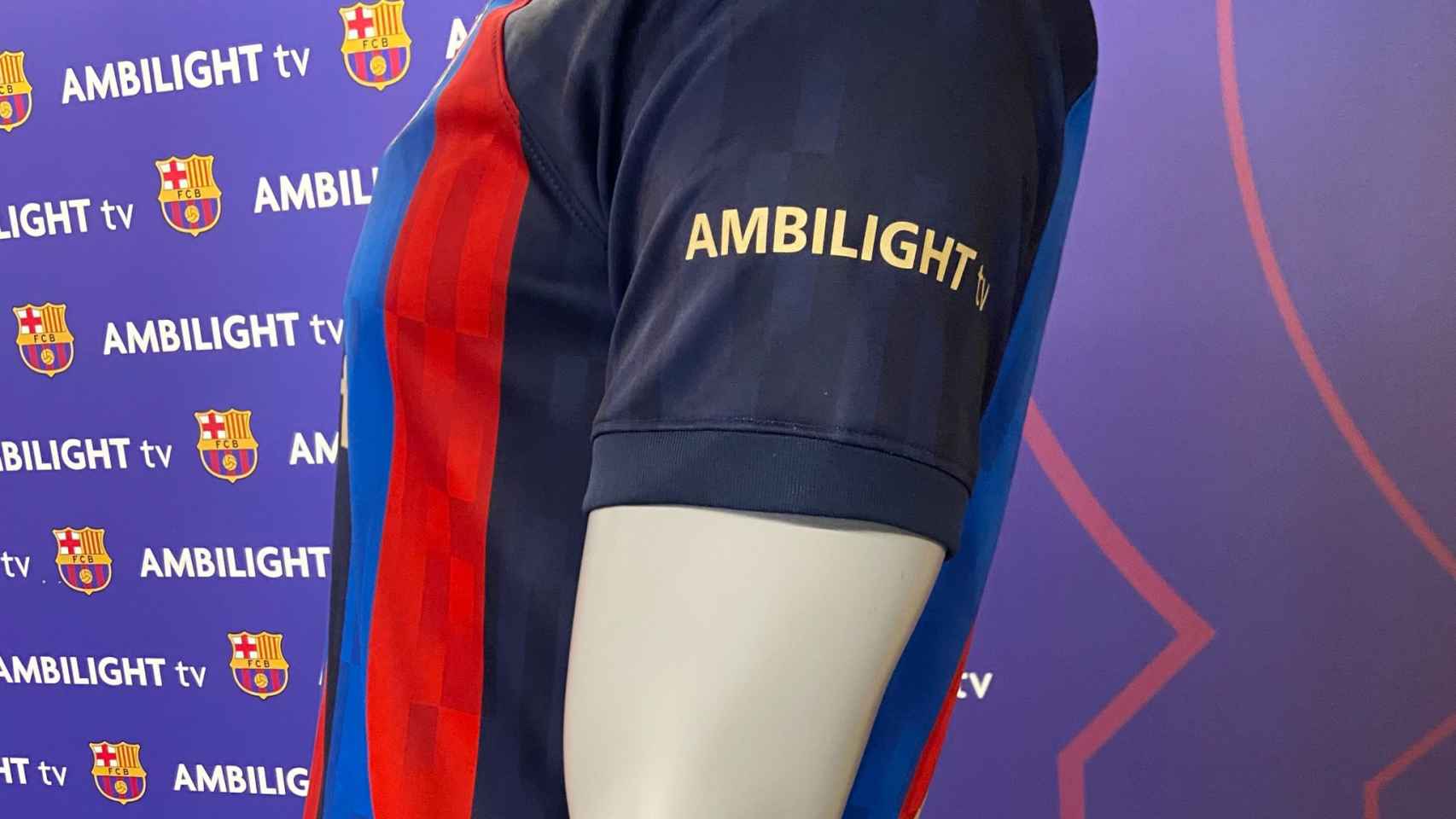 El logo de Ambilight en la camiseta del Barça