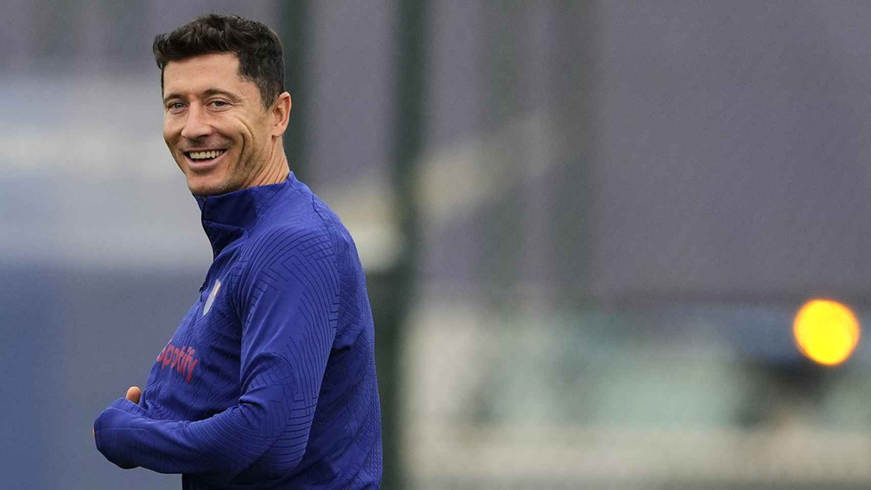 Robert Lewandowski, sonriente, durante un entrenamiento del Barça / EFE