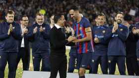 Xavi celebra junto a Busquets el título de Liga en el Camp Nou / EFE