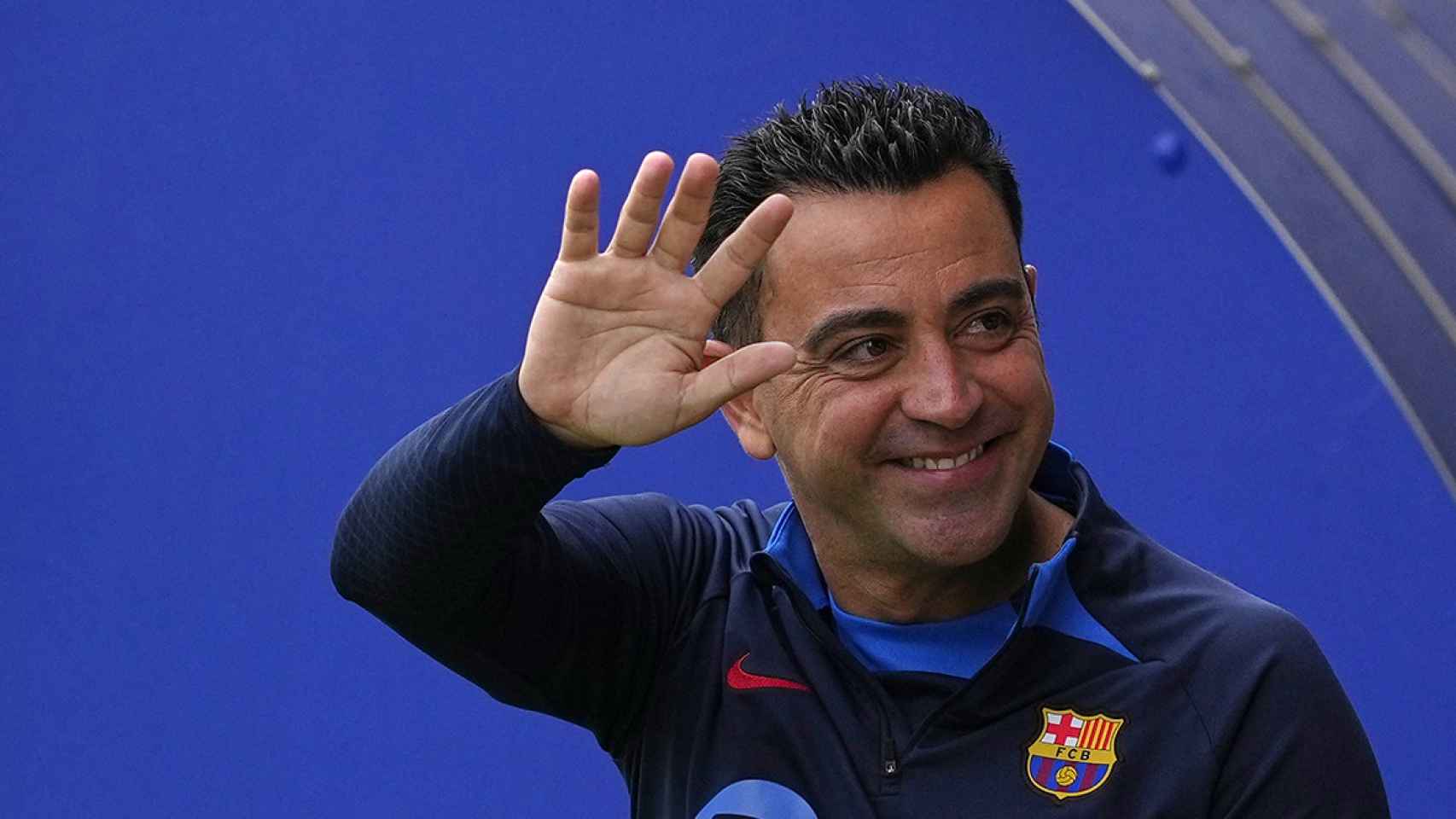 Xavi Hernández saluda a alguien durante un entrenamiento del Barça / EFE
