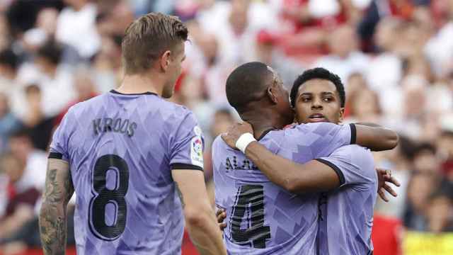 Alaba felicita a Rodrygo al marcar un gol en el triunfo del Real Madrid contra el Sevilla / EFE
