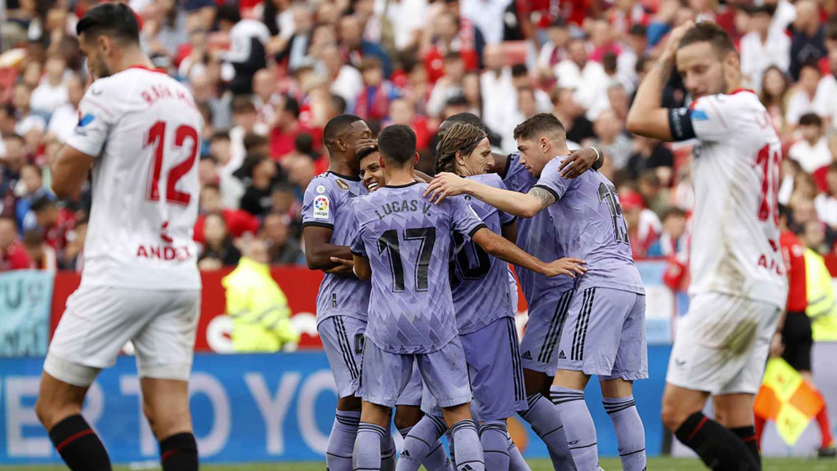 El Real Madrid festeja uno de los goles de Rodrygo contra el Sevilla / EFE
