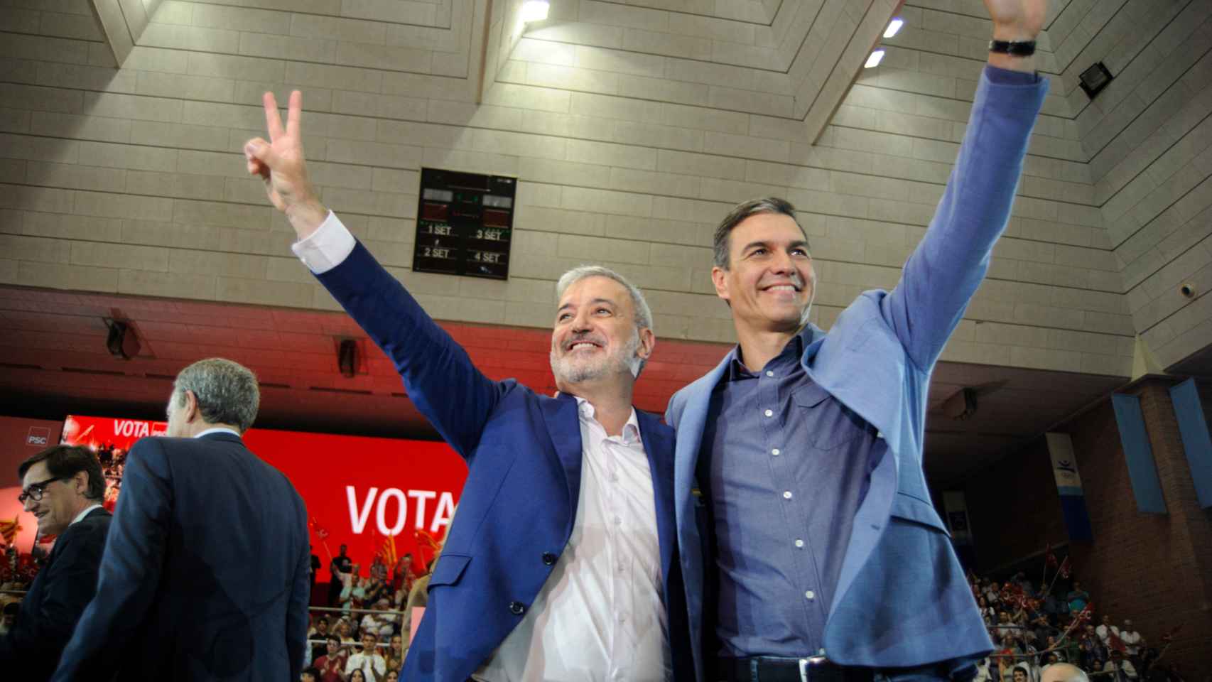 El presidente del Gobierno, Pedro Sánchez (der.), y el candidato del PSC a la alcaldía de Barcelona, Jaume Collboni, en el acto de cierre de campaña / EP