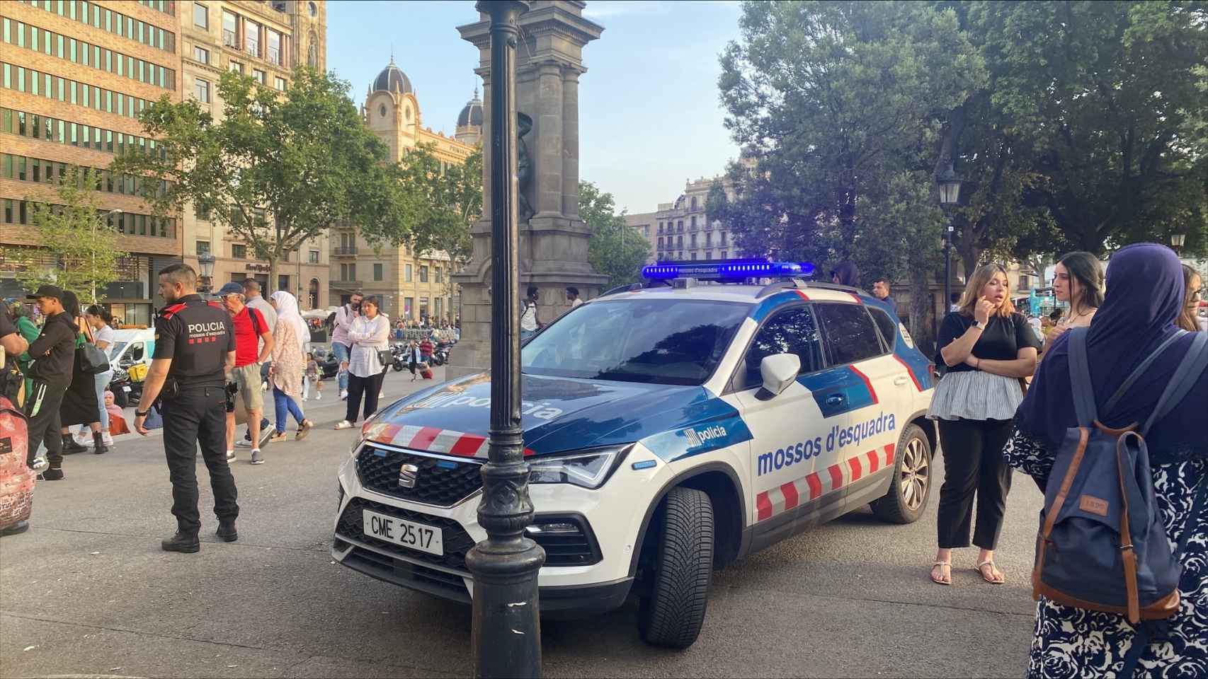 Mossos d'Esquadra en la plaza Catalunya de Barcelona donde seis jóvenes han propinado una paliza a un chico