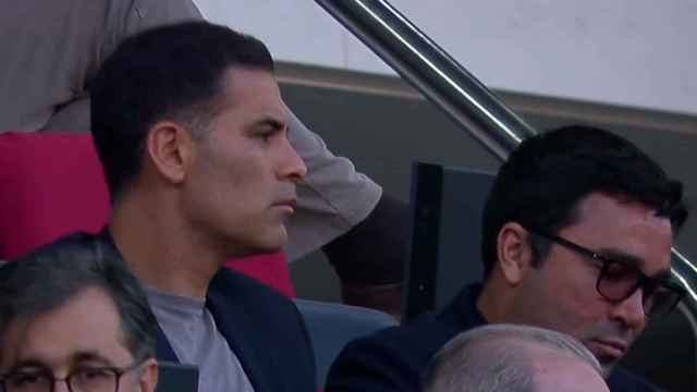 Rafa Márquez, junto a Deco, en el palco del Camp Nou