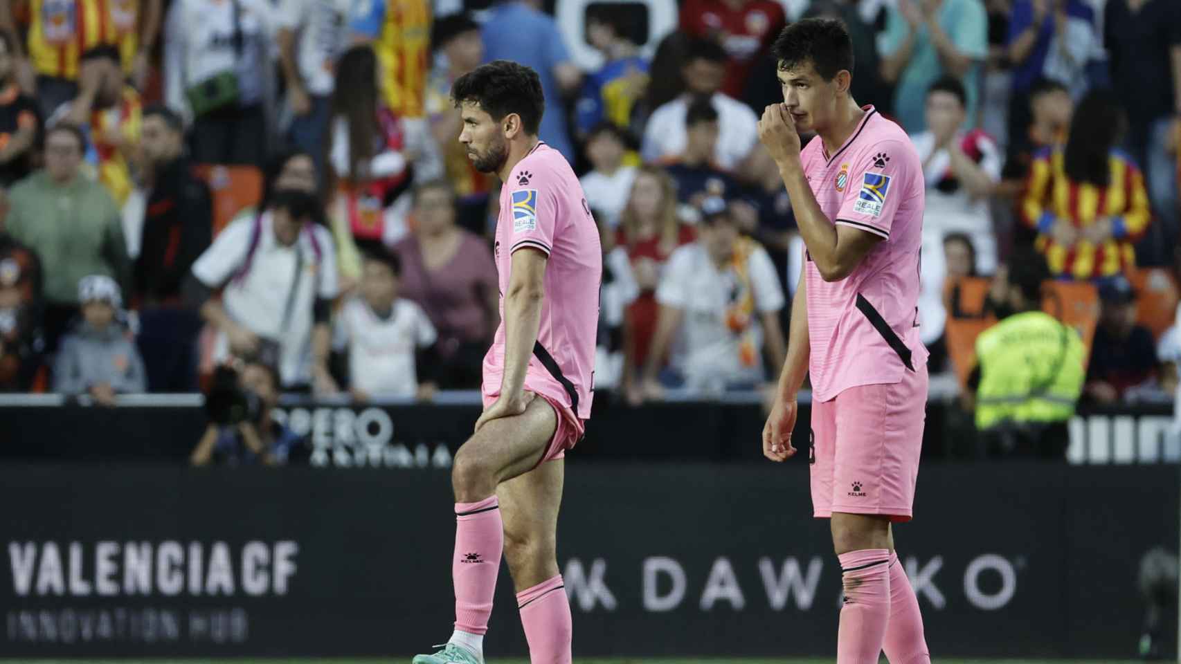Los jugadores del Espanyol, lamentando el descenso a Segunda División / EFE