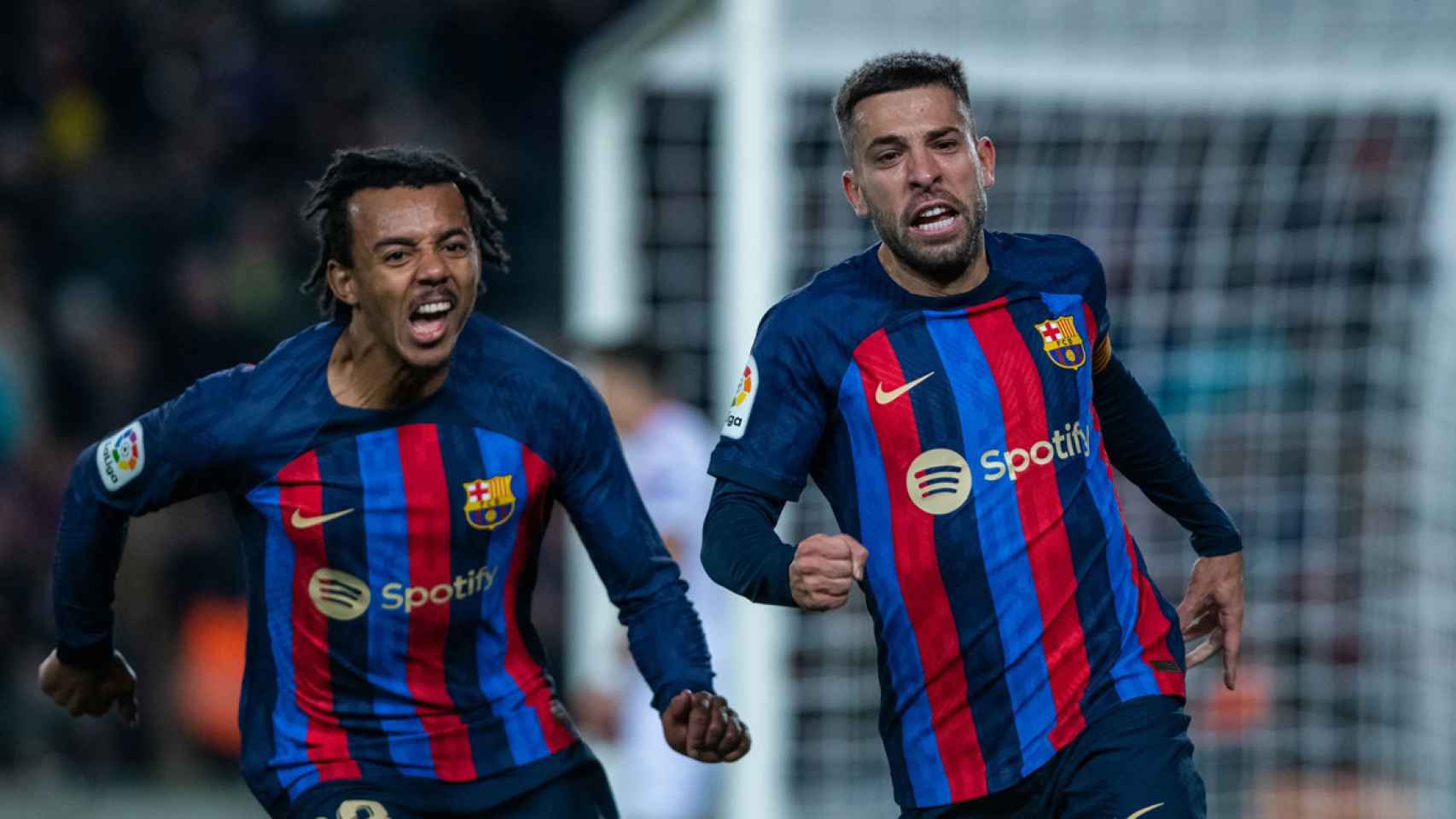 Koundé y Alba festejan un triunfo del Barça en el Camp Nou