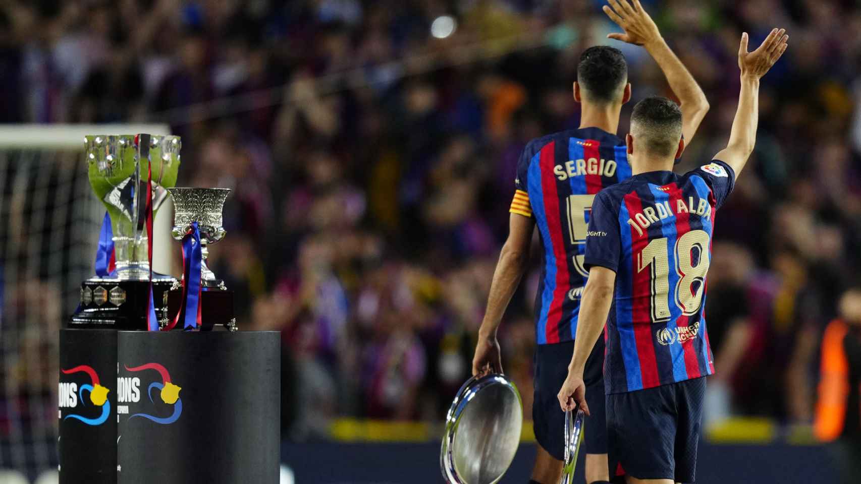 Busquets y Alba se despiden del Barça, y del Camp Nou