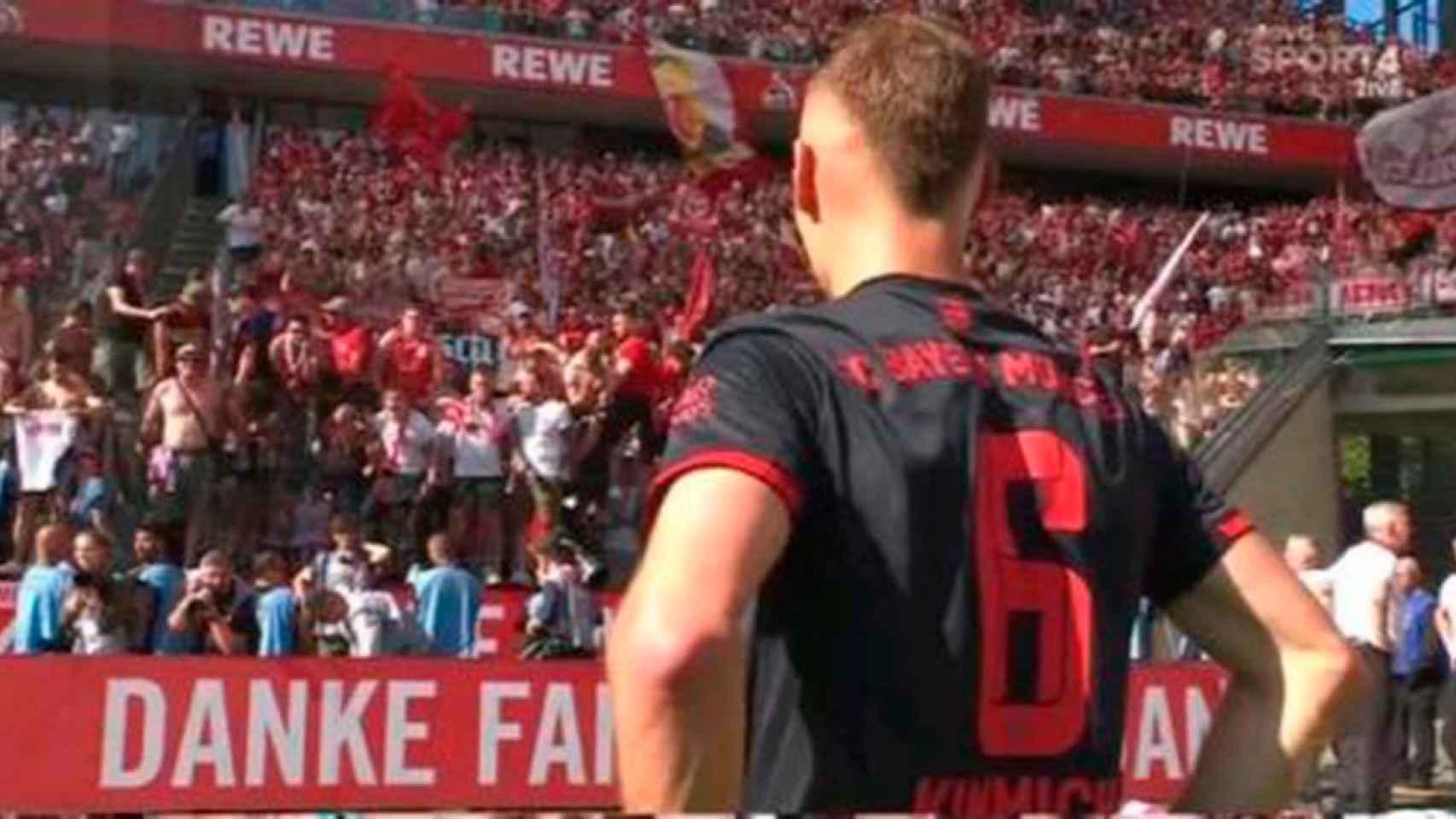 Joshua Kimmich, parado frente a los aficionados bávaros del fondo del estadio / REDES