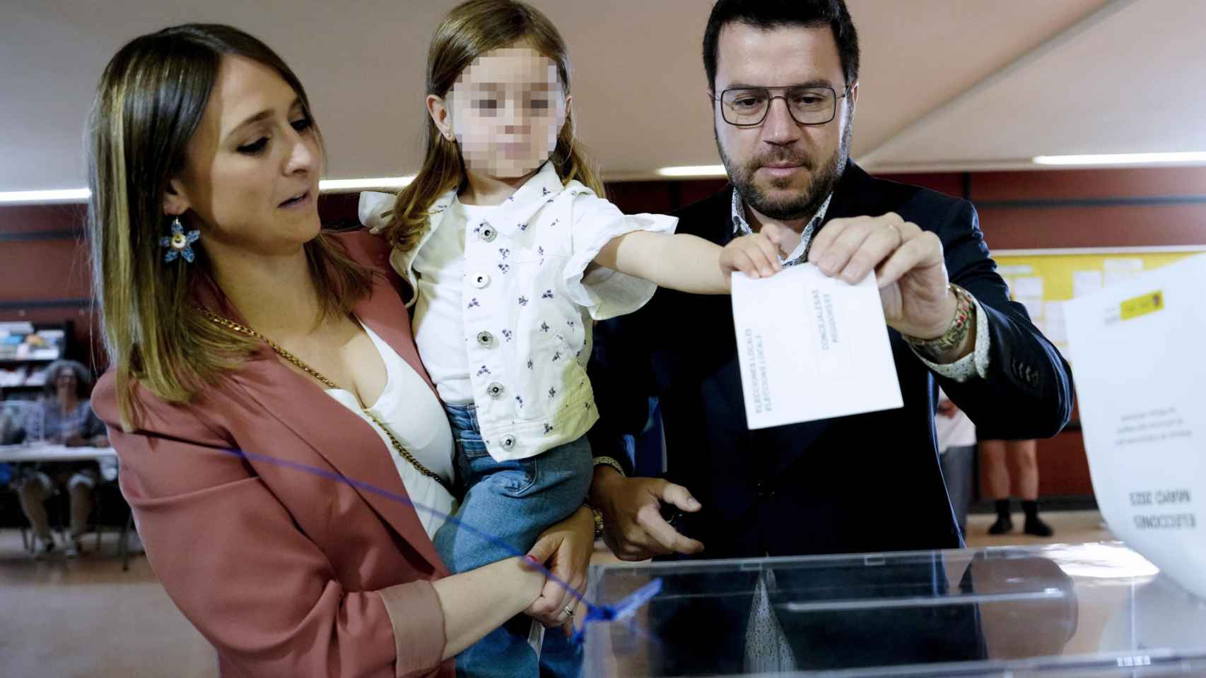 El presidente de la Generalitat, Pere Aragonès (d) junto a su mujer y su hija ejerce su derecho al voto en un colegio electoral de Pineda del Mar, Barcelona, en las elecciones municipales