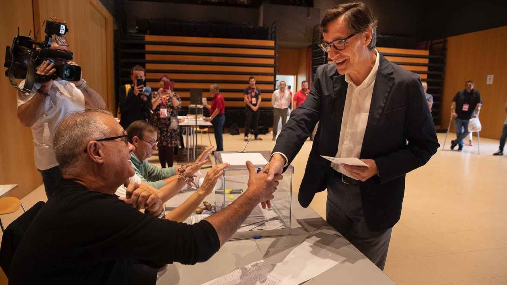 El primer secretario del PSC, Salvador Illa, vota este domingo en La Roca del Vallès