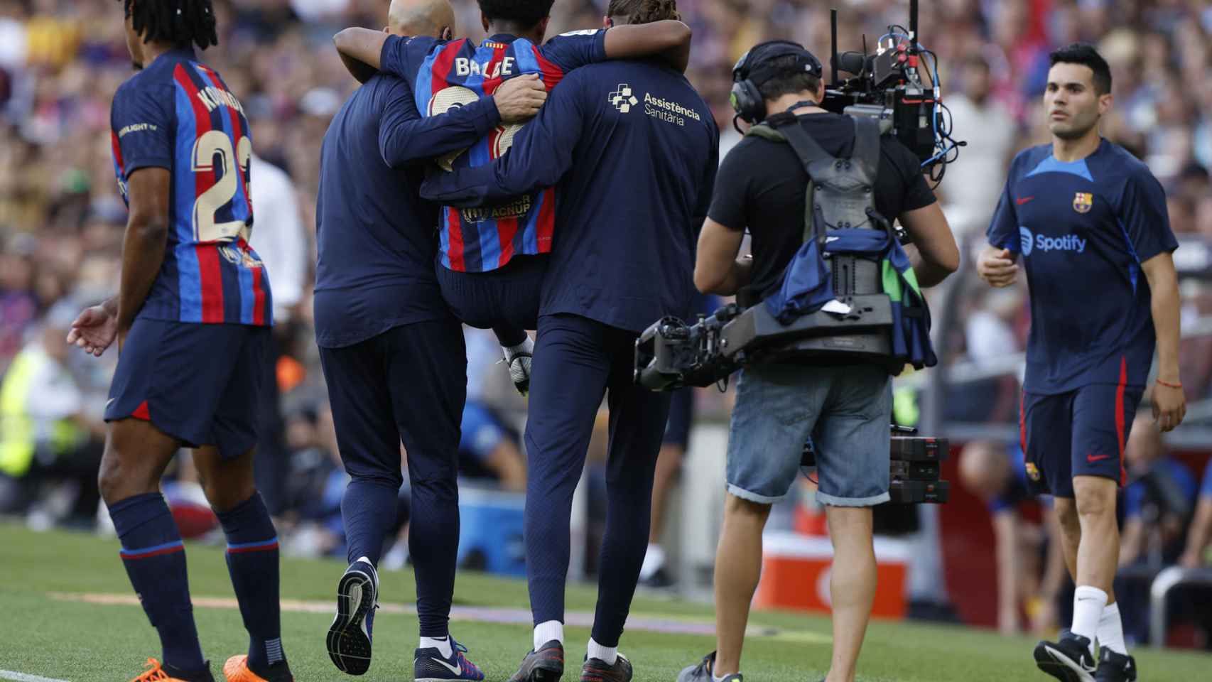 Alejandro Balde, sacado a hombros del Camp Nou por la dura entrada de Amath / EFE