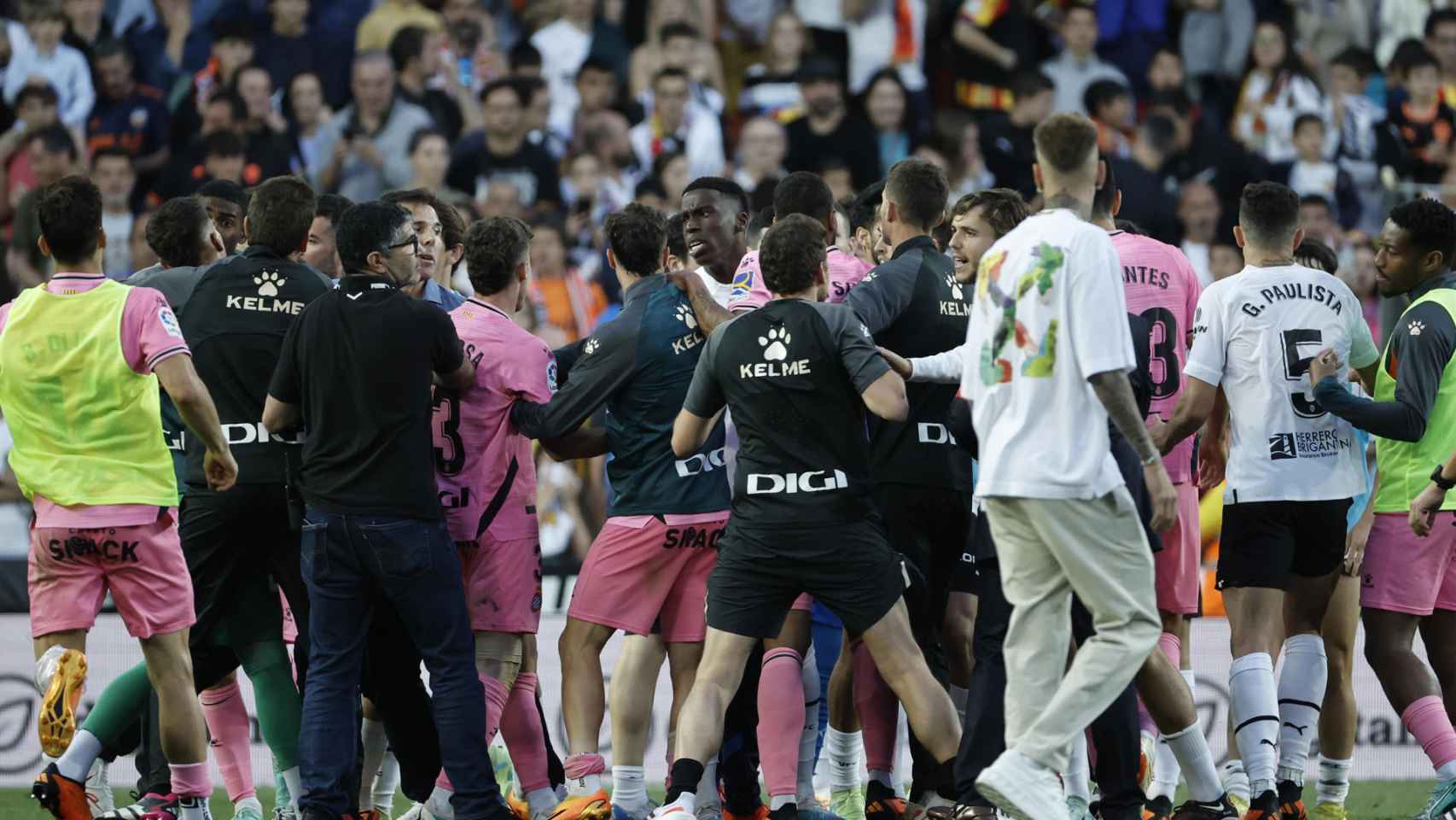 Los jugadores de Espanyol y Valencia, enzarzados en una tangana / EFE