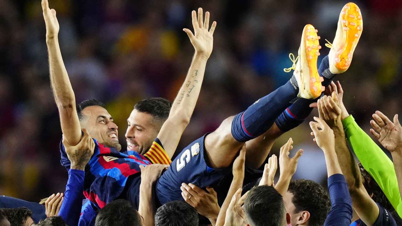 Jordi Alba y Sergio Busquets, manteados por sus compañeros del Barça