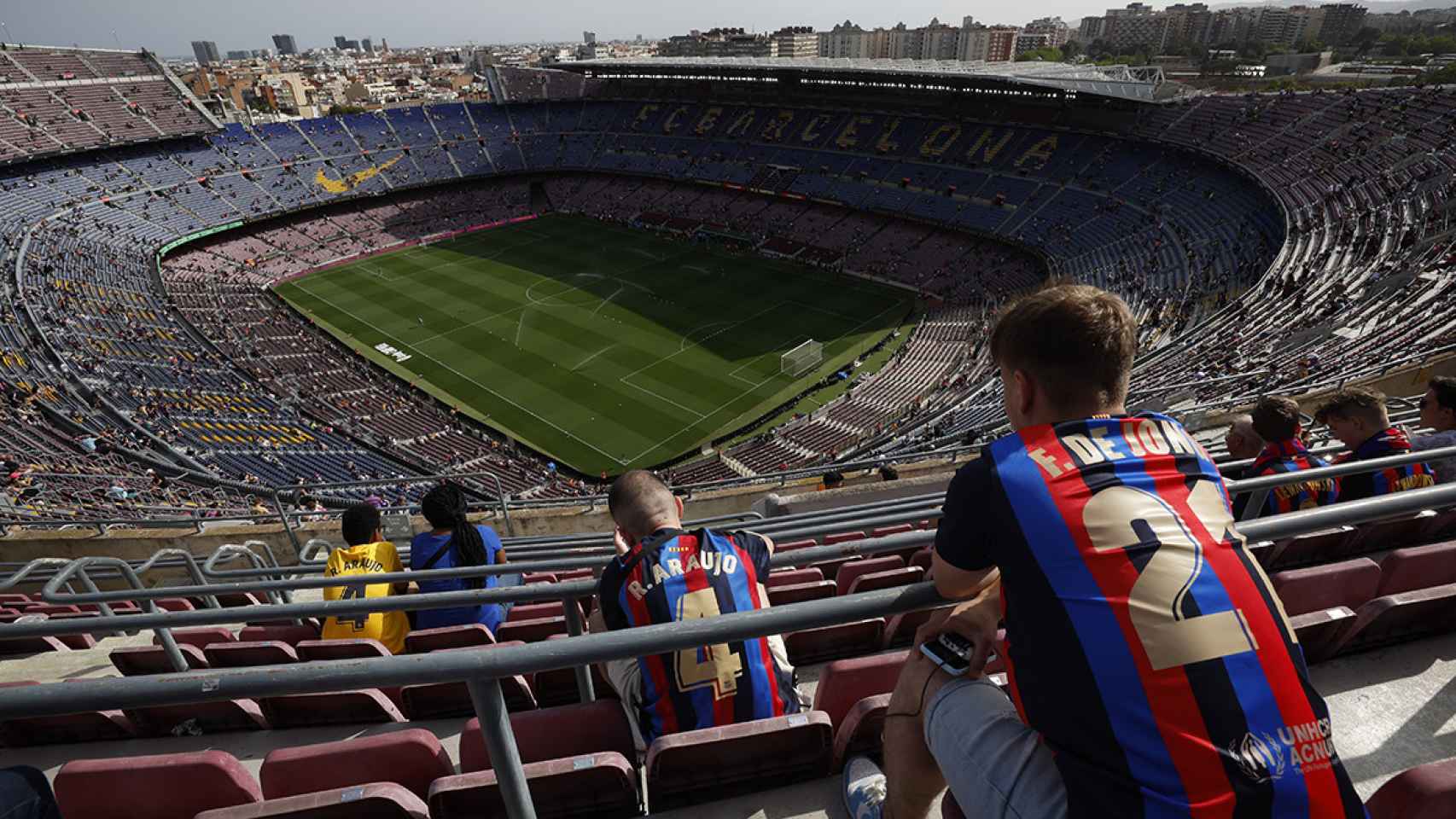 Los aficionados del Barça, a punto de presenciar el último partido del viejo Camp Nou / EFE