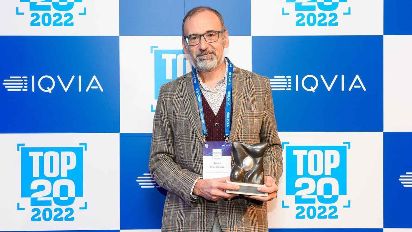 Xavier Pérez, nuevo gerente del ICS, recogiendo un premio