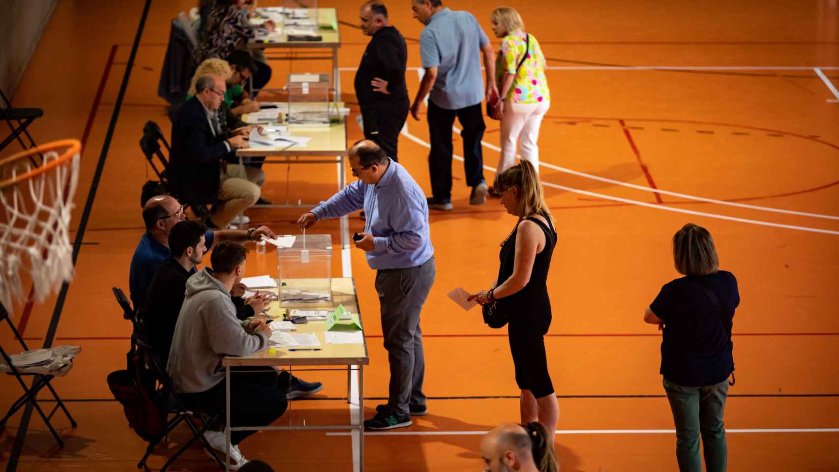 Personas votando en un colegio electoral en las elecciones municipales / EP