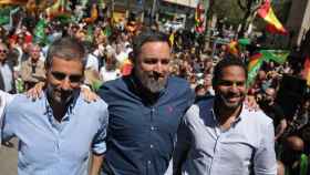 El líder de Vox, Santiago Abascal (c); junto a l diputado del Parlament Joan Garriga; y el alcaldable de Barcelona por Vox, Gonzalo de Oro