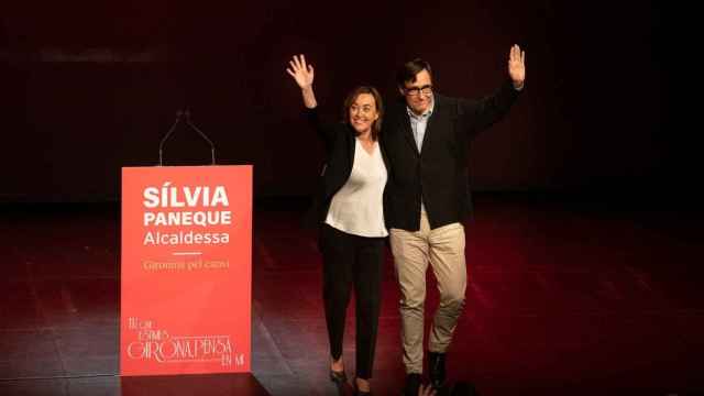 La candidata del PSC por Girona, Sílvia Paneque, junto al primer secretario de la formación, Salvador Illa