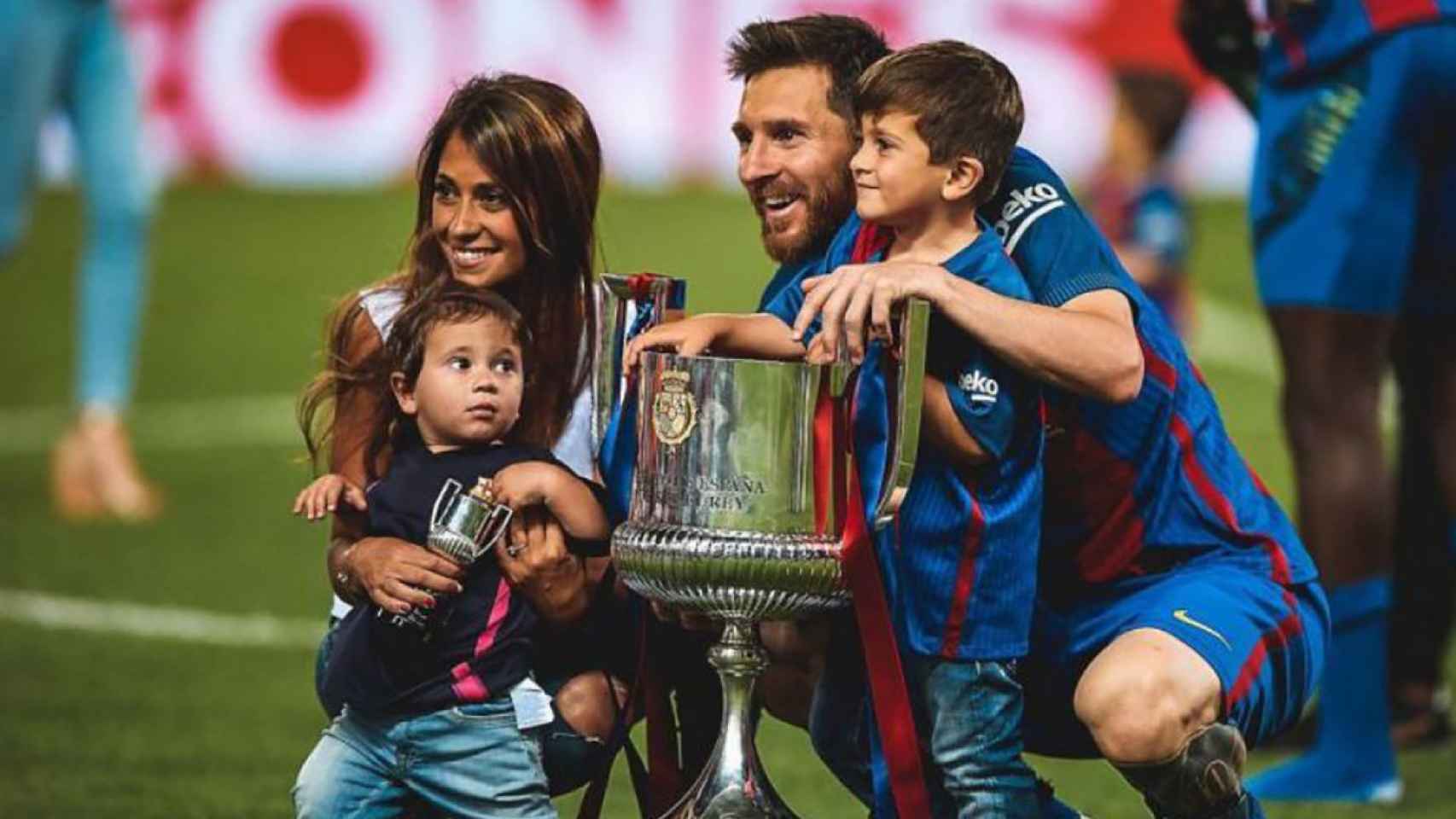 Leo Messi y Antonella, junto a sus hijos celebrando un título con el Barça / REDES