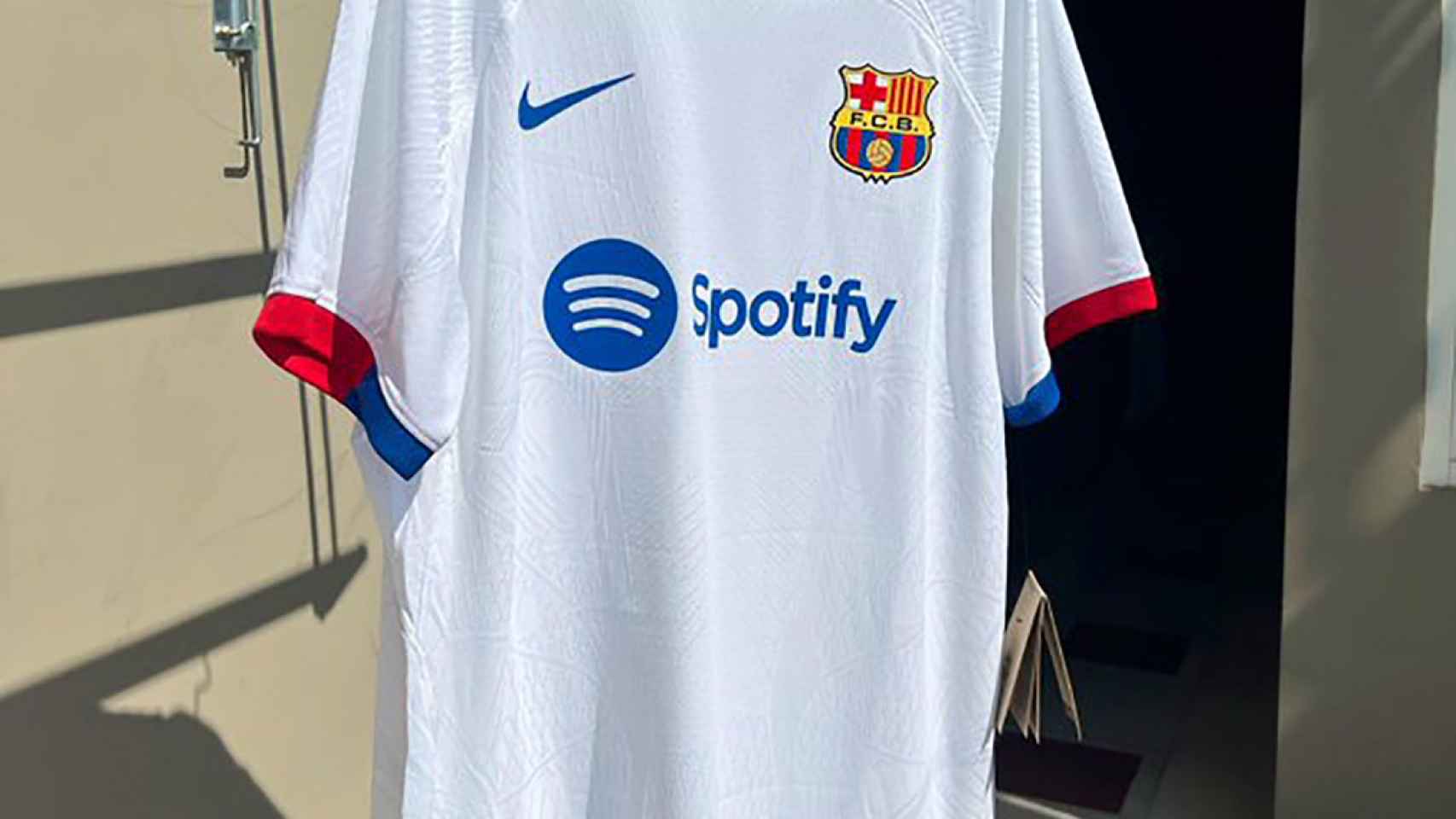 Así será la nueva camiseta blanca del FC Barcelona / REDES