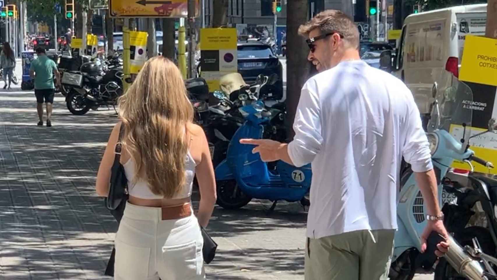 Gerard Piqué pasea con Clara Chía por las calles de Barcelona