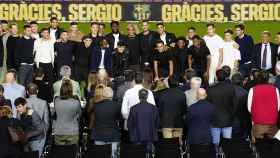 Los jugadores del Barça se toman una foto final con Sergio Busquets / EFE