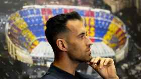 Sergio Busquets afronta con una gran sonrisa su adiós al Barça en los medios
