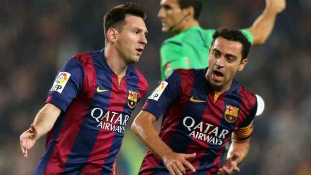 Xavi celebra el gol anotado por Messi durante la temporada 2014-15 / FCB