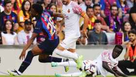 Alejandro Balde recibe una dura entrada de Amath Ndiaye en el Barça-Mallorca / EFE