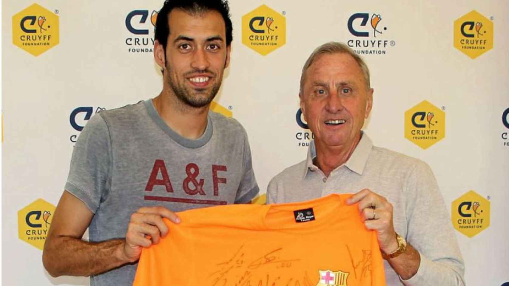Sergio Busquets junto a Johan Cruyff en un acto de su fundación