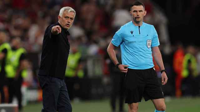 José Mourinho, protestando a los árbitros en la final de la UEFA Europa League / REDES