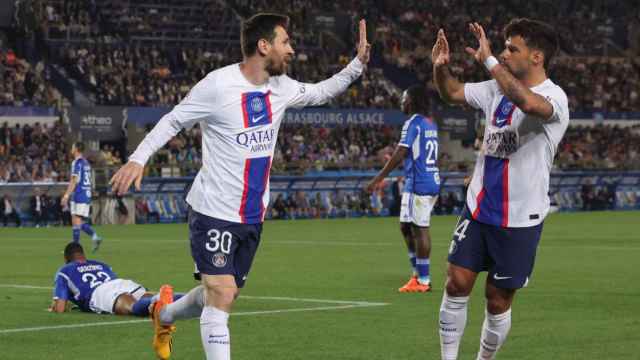 Messi celebra un gol del PSG con Juan Bernat