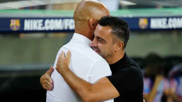 Xavi Hernández y Pep Guardiola, abrazándose durante el pasado Trofeo Joan Gamper / REDES