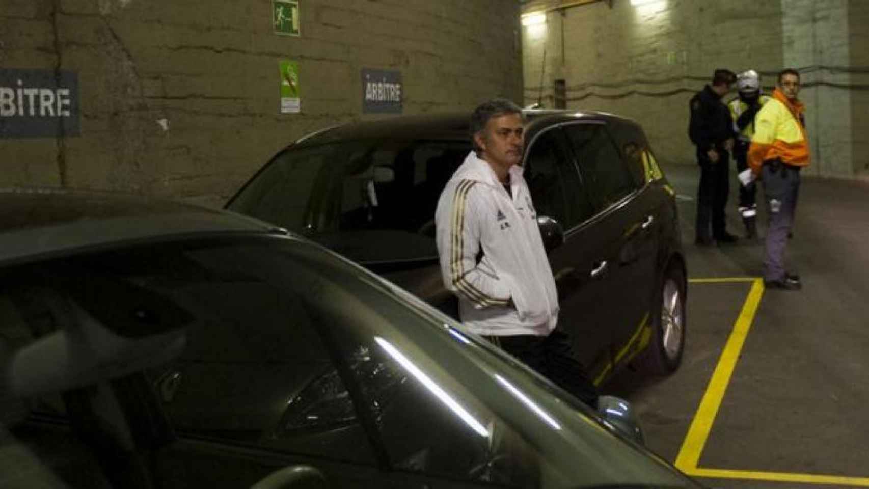 Mourinho ya esperó a los árbitros en el parking del Camp Nou en 2012 / REDES