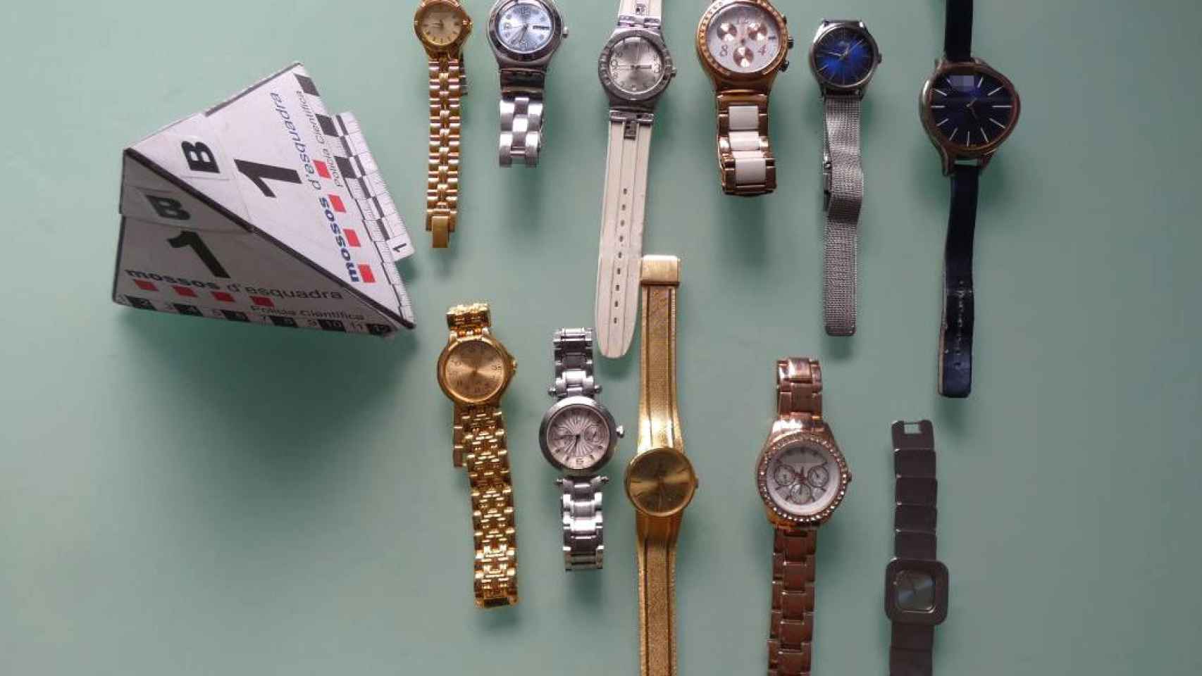 Relojes recuperados por los Mossos d'Esquadra tras la detención de las falsas revisoras