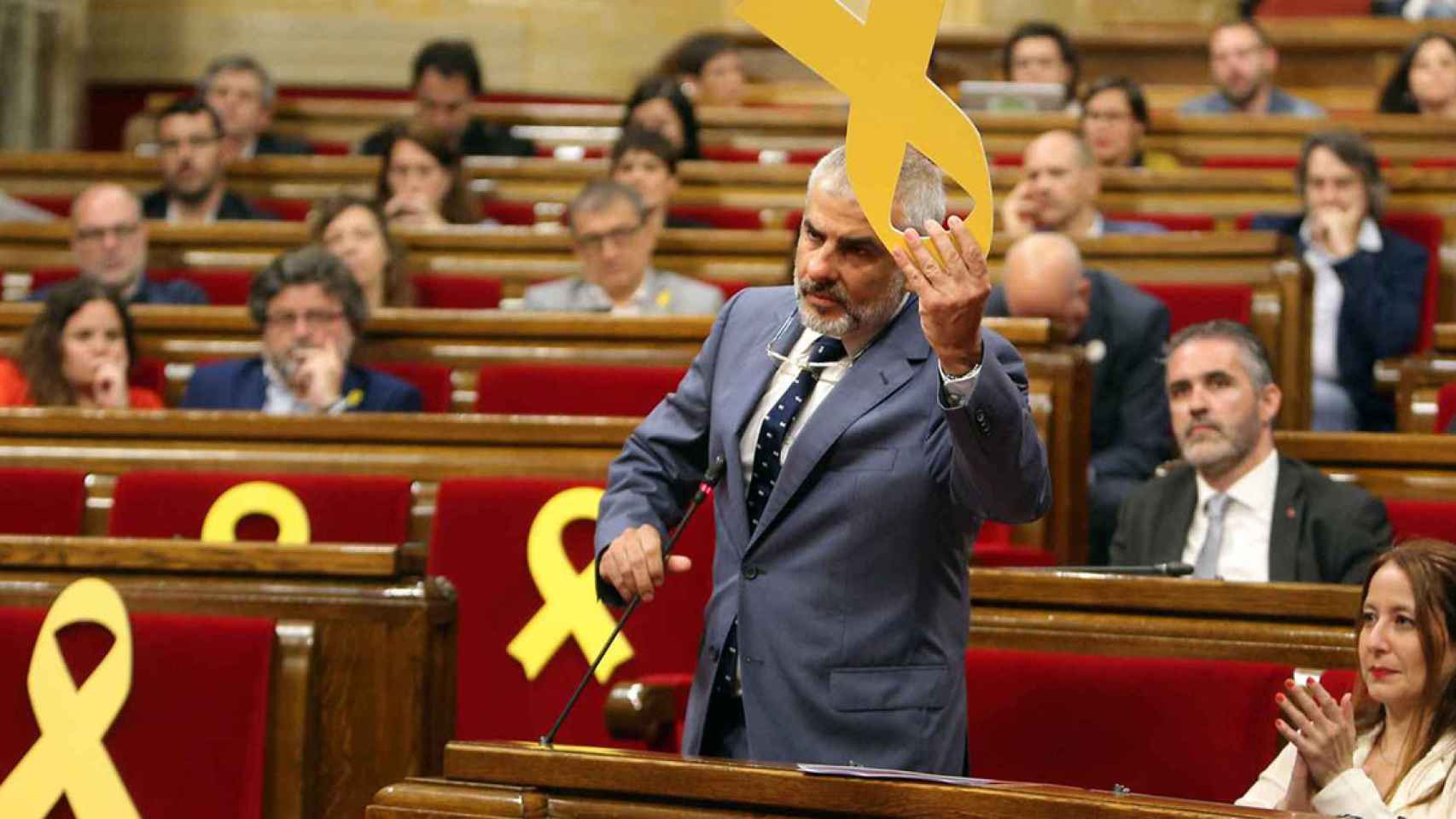 Carlos Carrizosa retira un lazo amarillo en el Parlament