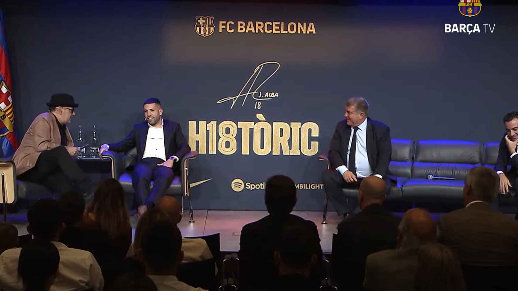 Jordi Alba, durante su despedida oficial del Barça, junto al presidente Laporta